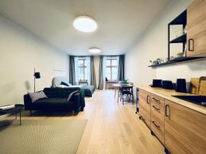 een woonkamer met een bank en een tafel bij Stylish New Apartment in Riga Old Town - City Centre, Self Check-in, Walkable to Major Attractions in Rīga
