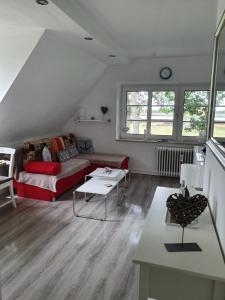 ein Wohnzimmer mit einem Sofa und einem Tisch in der Unterkunft FeWo Baron in Kleinwessek