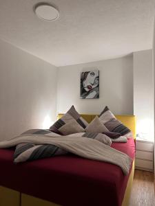 1 dormitorio con 1 cama grande con manta roja en Apartment Ana, en Arzl im Pitztal