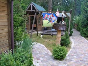 einen Garten mit einer Vogelfütterung und einem Spielplatz in der Unterkunft Світязький хуторок in Switjas