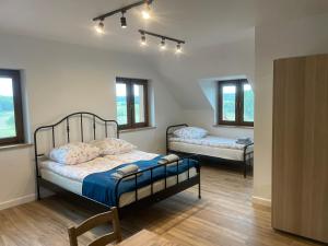 Ένα ή περισσότερα κρεβάτια σε δωμάτιο στο Siedlisko Czarny Orzeł