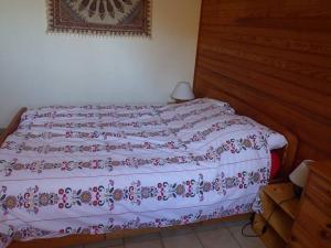 um quarto com uma cama com um cobertor rosa e branco em maison de vacances avec piscine à Saint Remy de Provence em Saint-Rémy-de-Provence