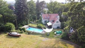 una vista aérea de una casa y una piscina en Villa im Park Wachwitzgrund, en Dresden