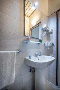 Koupelna v ubytování Hotel Minerva + 37 fotografií