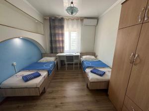 Postel nebo postele na pokoji v ubytování Tunduk Hostel