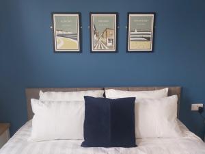 Кровать или кровати в номере Bay House