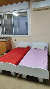 Postel nebo postele na pokoji v ubytování George apartments