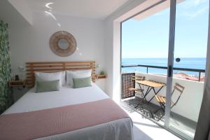 una camera con letto e un balcone con vista sull'oceano di Banana Garden La Palma a Santa Cruz de la Palma