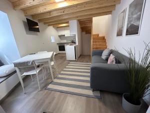 una sala de estar con un sofá y una mesa en Casas dos Senadores by Vale do Zêzere Hotel, en Manteigas 29 fotos más