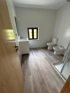 een lege badkamer met 2 toiletten en een raam bij Casas dos Senadores by Vale do Zêzere Hotel in Manteigas