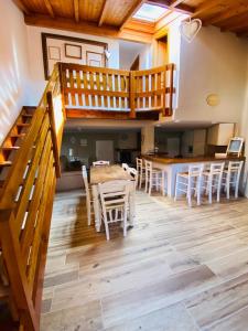 sala de estar con escalera, mesa y sillas en Al Cottage, en Oliveto Lario