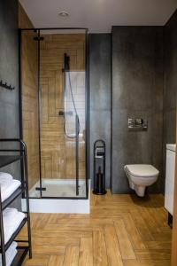 La salle de bains est pourvue d'une douche et de toilettes. dans l'établissement Przystań Posmakuj, à Tereszewo