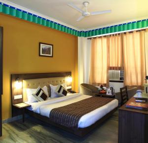 Tempat tidur dalam kamar di Inn Tawang Near B L Kapoor Hospital A Well Hygiene Hotel