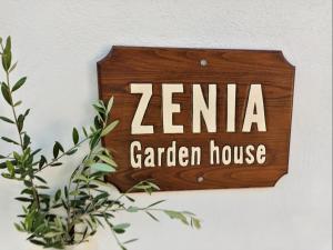 un cartel que lee zenica casa de jardín en una pared en ZENIA Pelion garden house, en Platanidia