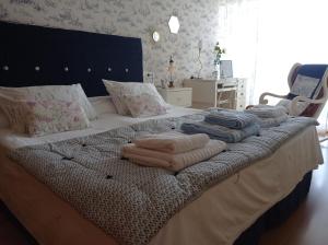Łóżko lub łóżka w pokoju w obiekcie Noia Compostellae Beach