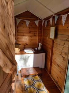 een kamer met een tafel in een houten hut bij The Cabins Conwy in Conwy
