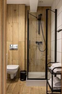 Przystań Posmakuj في Tereszewo: حمام مع دش ومرحاض