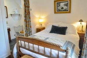 um quarto com uma cama com uma almofada preta em Napier House em Campbellton