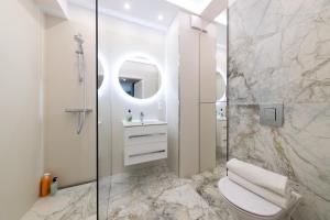łazienka z prysznicem, toaletą i umywalką w obiekcie Apartament Luxury Two-bedroom w mieście Białystok +37 zdjęć