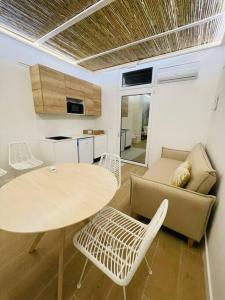 ein Wohnzimmer mit einem Tisch und einem Sofa in der Unterkunft casa Albufera boutique in Valencia