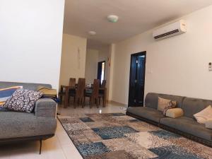 Area soggiorno di شقة كبيرة مؤثثة بالكامل