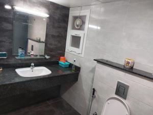 Bagno di شقة كبيرة مؤثثة بالكامل