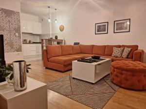 a living room with a couch and a table at Lilien apartman in Veternik