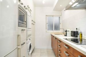 Kuchnia lub aneks kuchenny w obiekcie Gorgeous apartment with balcony - Center by REMS