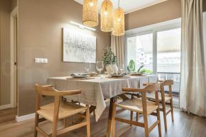jadalnia z białym stołem i krzesłami w obiekcie Gorgeous apartment with balcony - Center by REMS w Maladze
