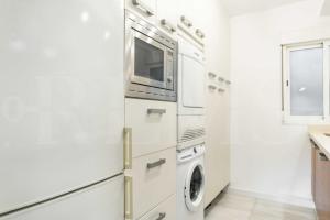 Kuchnia lub aneks kuchenny w obiekcie Gorgeous apartment with balcony - Center by REMS