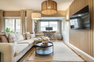 Telewizja i/lub zestaw kina domowego w obiekcie Gorgeous apartment with balcony - Center by REMS