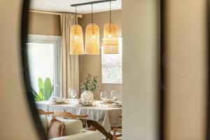Restauracja lub miejsce do jedzenia w obiekcie Gorgeous apartment with balcony - Center by REMS