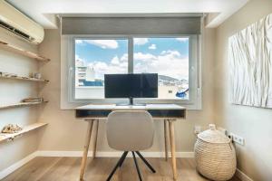 Telewizja i/lub zestaw kina domowego w obiekcie Gorgeous apartment with balcony - Center by REMS