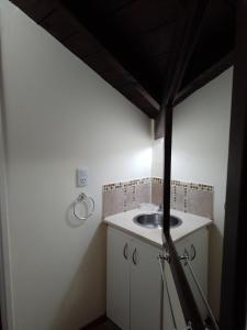 baño con lavabo en una habitación en Carilo Quimey en Cariló