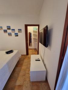 een kamer met een bed en een televisie en een tafel bij Lulamax Sardegna Olbia in Olbia