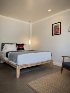 um quarto com uma cama num quarto em Thunderbird Hotel em Marfa