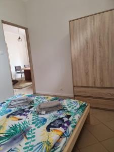 a bedroom with a bed with towels on it at Apartament Kosynka in Kosy