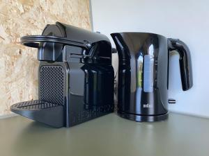 a coffee maker sitting on top of a counter at Natuurhuisjes Lust en Last in Sommelsdijk