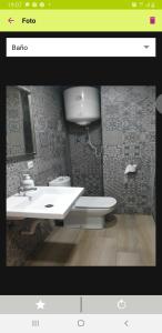 d'une salle de bains avec lavabo et toilettes. dans l'établissement Lofth valencia, à Valence
