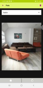 una imagen de una sala de estar con sofá en Lofth valencia, en Valencia