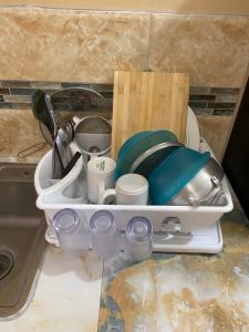 蒙特哥贝Marshan villa的水槽旁边装满碗碟和餐具的容器 更多37张照片