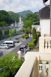 een uitzicht vanaf het balkon van een huis bij Villa l'Orante in Lourdes