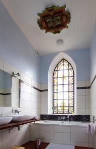 La salle de bains est pourvue d'un lavabo et d'une fenêtre. dans l'établissement Villa l'Orante, à Lourdes