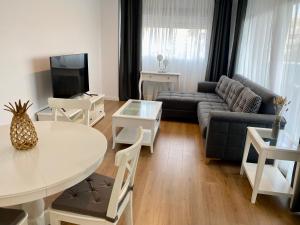 salon z kanapą i stołem w obiekcie VoraMar 3 Playa Puerto de Sagunto w mieście Sagunto