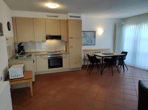 a kitchen and dining room with a table and chairs at Ferienwohnung Seeterrassen in Dewichow