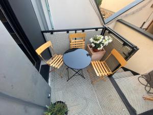 vistas panorámicas a un balcón con mesa y sillas en L'audonière, aux portes de Paris en Saint-Ouen