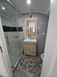 y baño con ducha, lavabo y espejo. en House Rooms in Bairro Alto, en Lisboa