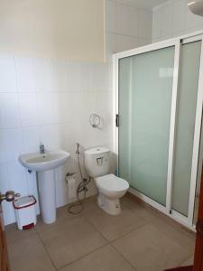 サン・フィリペにあるCasa Joãozinho De Loraのバスルーム(トイレ、洗面台付)