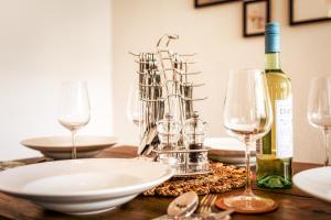 una mesa con copas y una botella de vino en Stilvolle Stadtoase, 116 qm, Parkblick, Wassernah, Parkplatz, en Wilhelmshaven