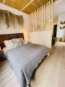 - une chambre avec un lit et du parquet dans l'établissement Casa Albufera suite, à Valence